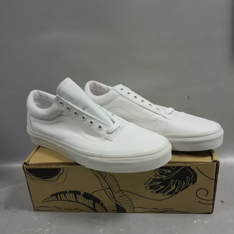 BOXED PAIR OF VANS UNISEX OLD SKOOL LOW TOP TRAINERS - 9