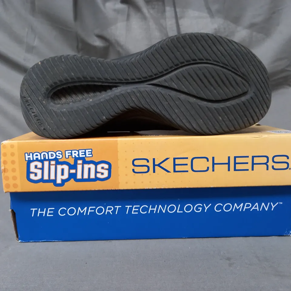 BOXED PAIR OF SKECHERS LEATHER SLIP-ON TRAINERS IN BLACK SIZE 3.5