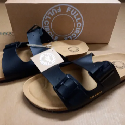 BOXED PAIR OF FULL CIRCLE GATLOW SANDALS - 7(40)