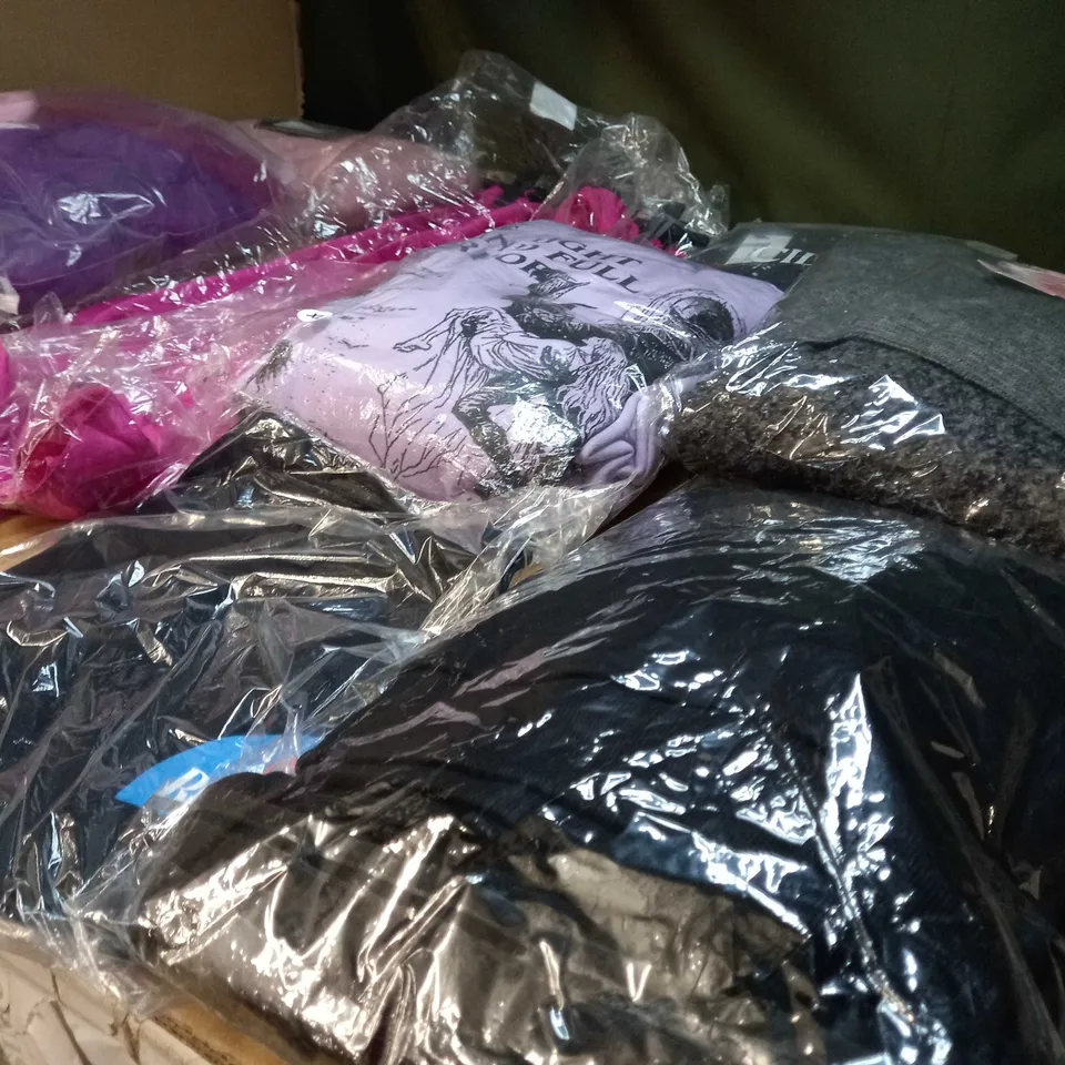 LOT OF APPROX 25 ASSORTED CLOTHING ITEMS VARYING IN SIZE/COLOUR/STYLE TO INCLUDE: TROUSERS, TOPS, DRESSES