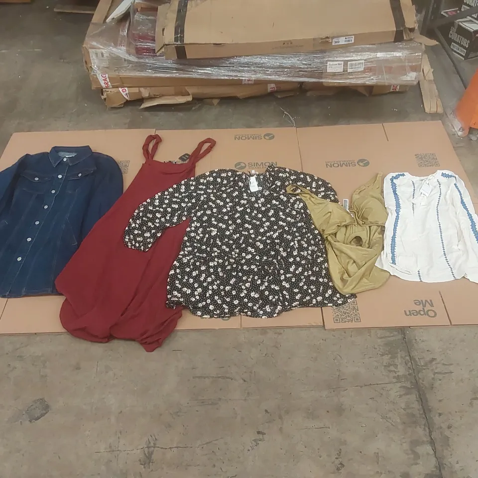 PALLET CONTAINING APPROXIMATELY 500x BRAND NEW ASSORTED DESIGNER CLOTHING ITEMS INCLUDING: JD WILLIAMS TOP, SIMPLY BE BATHING SUIT, DRESSES ECT