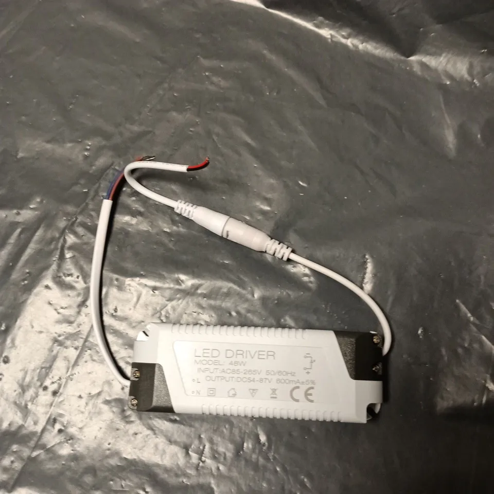 BOX OF APPROXIMATELY 15 ASSORTED ELECTRONIC ITEMS TO INCLUDE:LED DRIVER AND SAFTEY LIGHTS