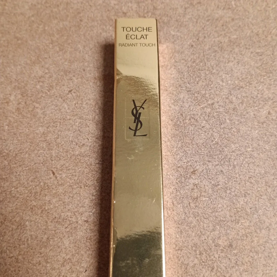 YVES SAINT LAURENT TOUCHE ÉCLAT RADIANT TOUCH HIGHLIGHTER – BOXED (0.08 FL OZ/2.5 ML)