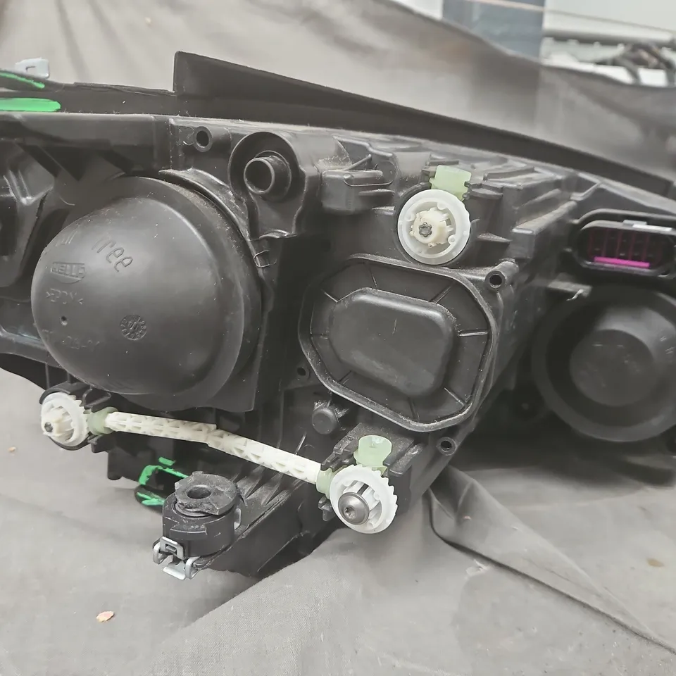 CAR HEADLIGHT ASSEMBLY – DARK HOUSING WITH CLEAR LENS FOR VW 