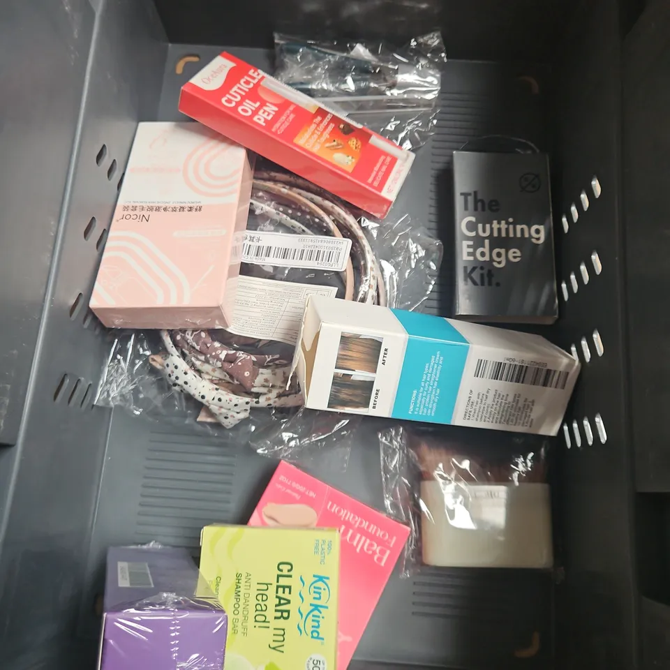APPROXIMATELY 20 ASSORTED HEALTH & BEAUTY PRODUCTS TO INCLUDE - BULLDOG ENERGISING MOISTURISER - SHAVE KIT BODY WASH - VO5 MATT STYLING PASTE - ETC