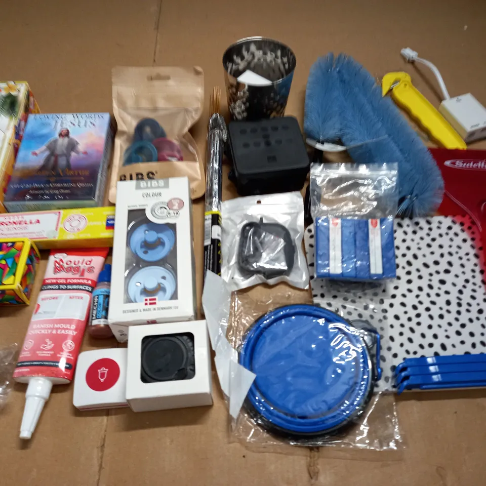 LARGE QUANTITY OF ASSORTED HOUSEHOLD BITS AND BOBS