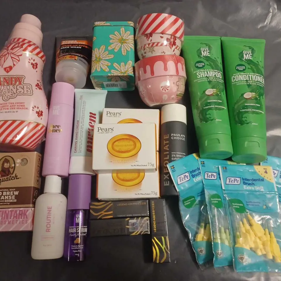 LOT OF APPROXIMATELY 25 ASSORTED HEALTH AND BEAUTY ITEMS TO INCLUDE