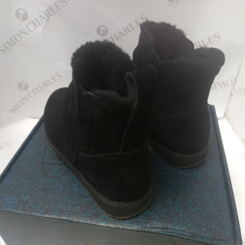 EMU AUSTRALIA BLACK LOW BOOT - SIZE 7