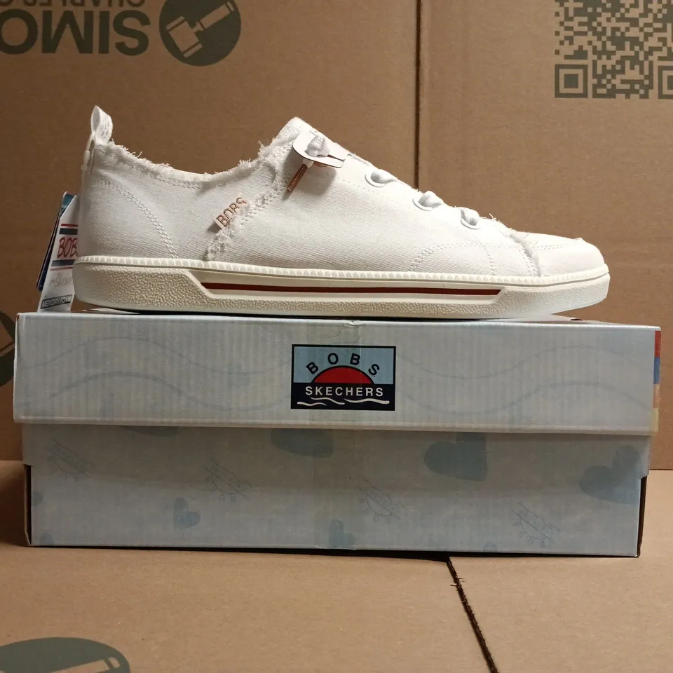 BOXED PAIR OF BOBS SKECHERS SHOES IN WHITE SIZE UK 7