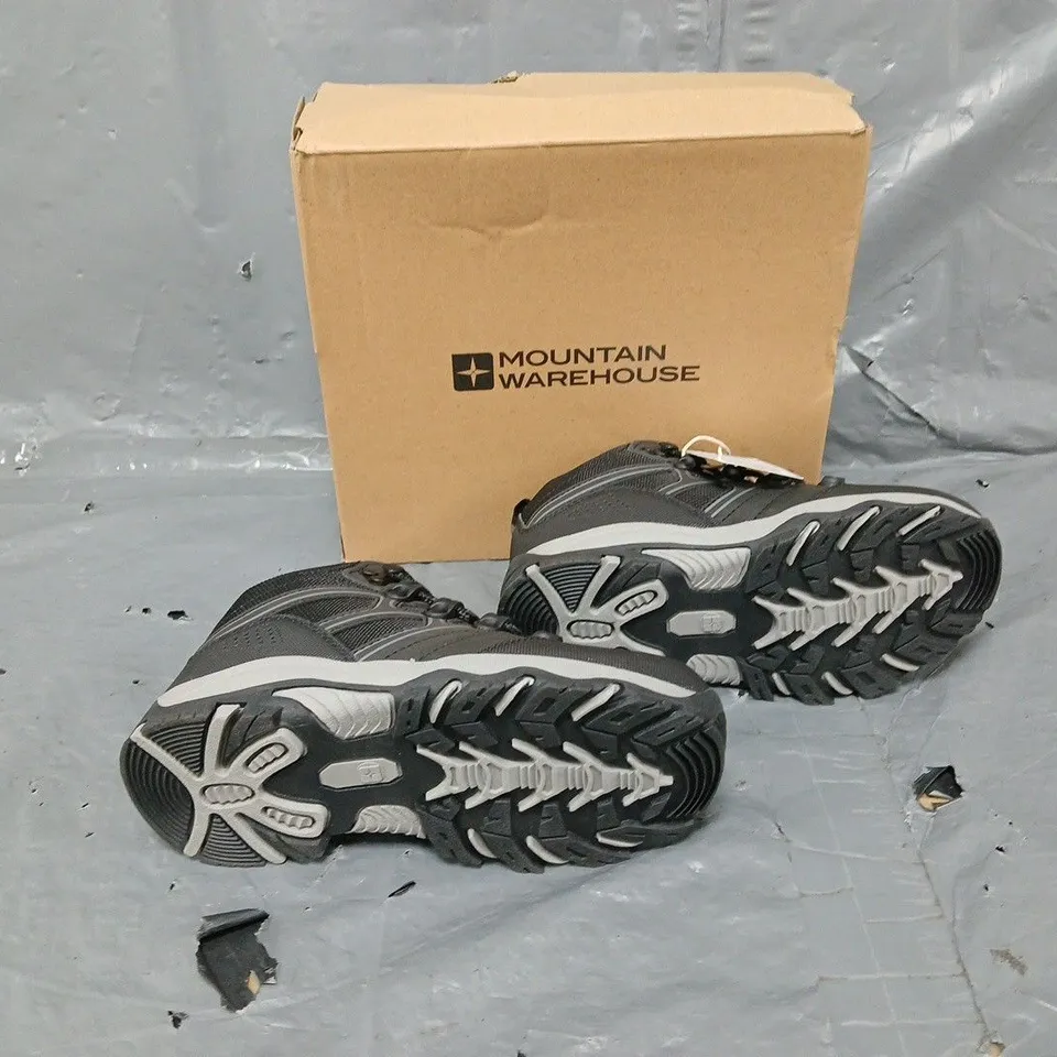 BOXED PAIR OF MOUNTAIN WAREHOUSE OSCAR 2 KIDS WALKING BOOT BLACK UK 12 