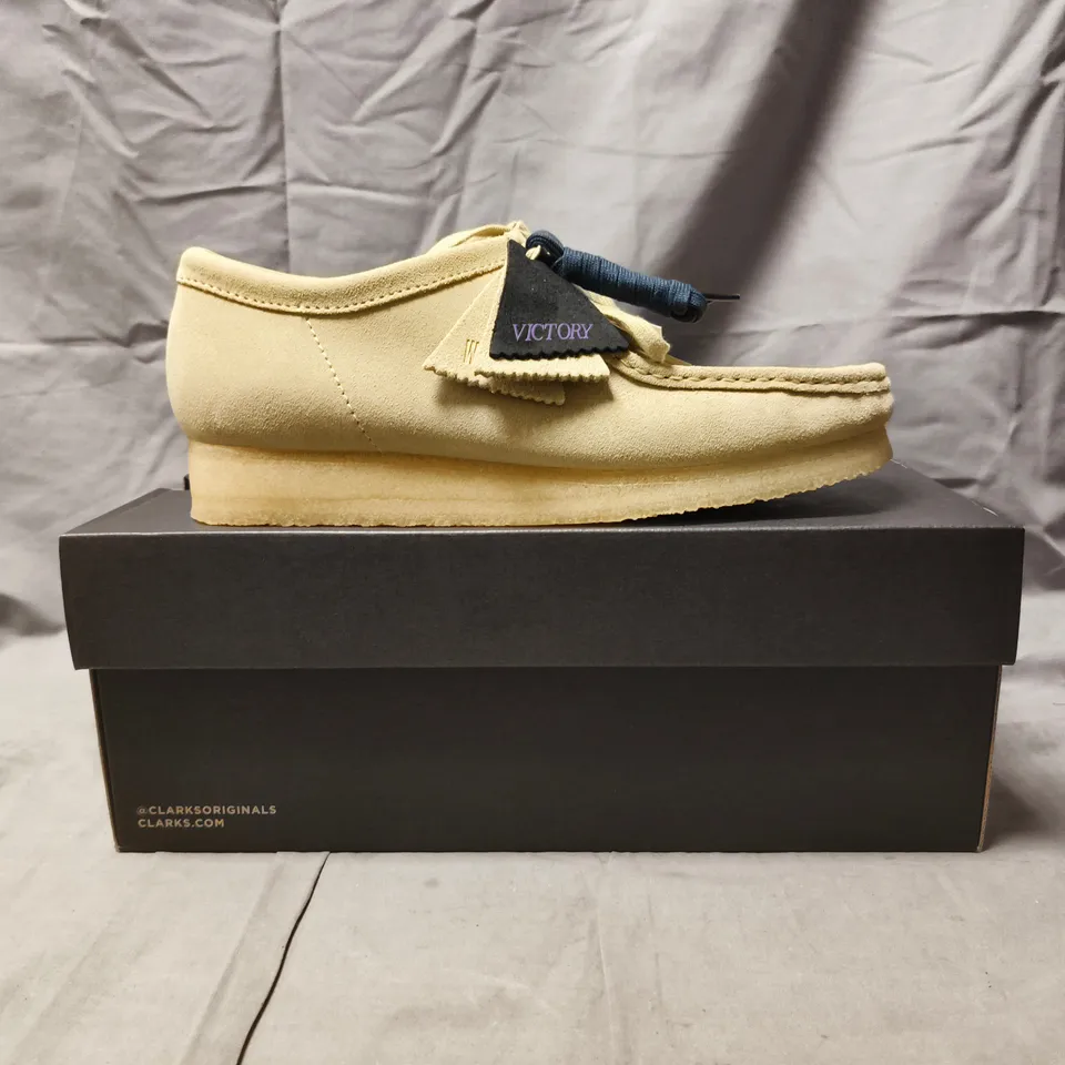 BOXED PAIR OF CLARKS ORIGINALS WALLABEE SHOES IN MAPLE SUEDE SIZE UK 9