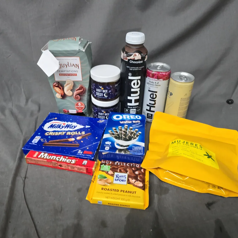 APPROXIMATELY 15 ASSORTED FOOD & DRINK ITEMS TO INCLUDE HUEL CHOCOLATE, MILK CRISPY ROLLS, JUST BEE SLEEPTIME HONEY,  ETC - COLLECTION ONLY