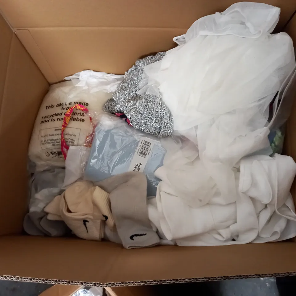 BOX OF APPROX 40 ASSORTED CLOTHING ITEMS TO INCLUDE - BOOHOO MAN SHORTS - BERSHKA LIGHTWEIGHT JACKET - NIKE TAN SOCKS ECT