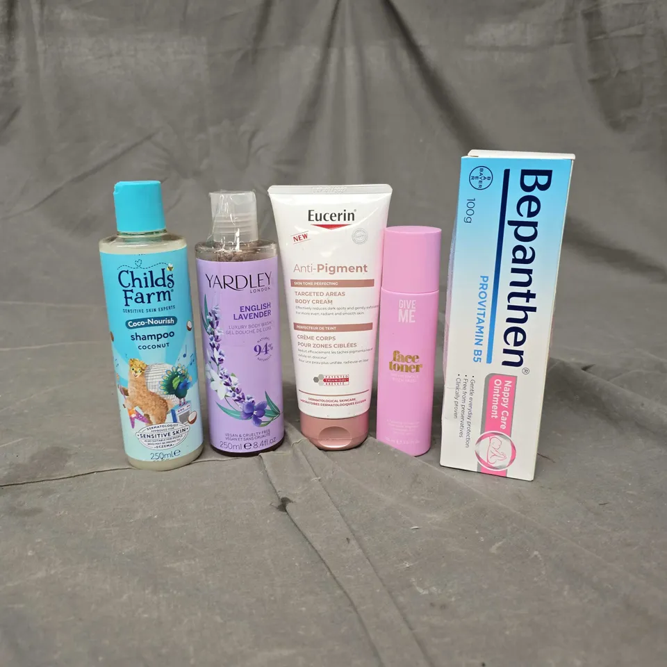 APPROXIMATELY 20 ASSORTED HEALTH & BEAUTY PRODUCTS TO INCLUDE CHILD'S FARM SHAMPOO, BEPANTHEN NAPPY RASH OINTMENT AND GIVE ME FACE TONER