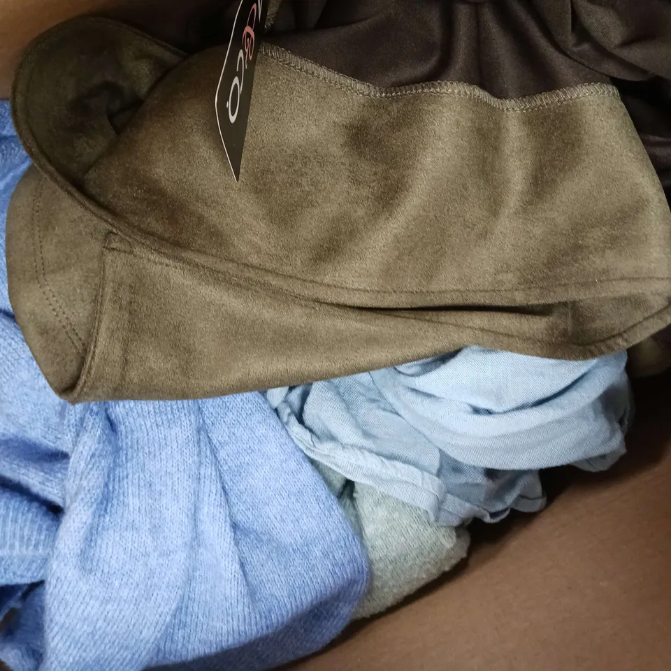 APPROXIMATELY 10 ASSORTED CLOTHING ITEMS TO INCLUDE RUTH LANGFORD CARDIGAN SIZE M, FRANK USHER DRESS SIZE M, WYNNE SWEATER SIZE L, KIM&CO SLEEVELESS TOP SIZE L
