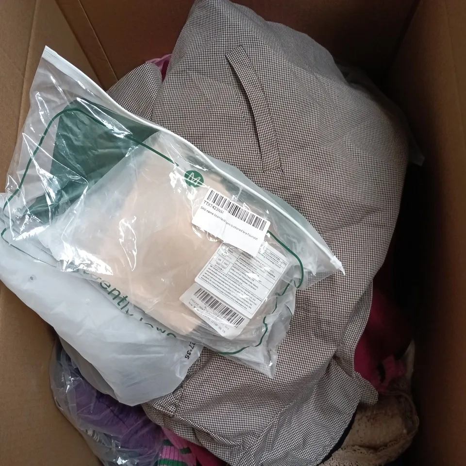 BOX OF APPROXIMATELY 10 ASSORTED CLOTHING ITEMS IN VARIOUS COLOURS, SIZES AND STYLES