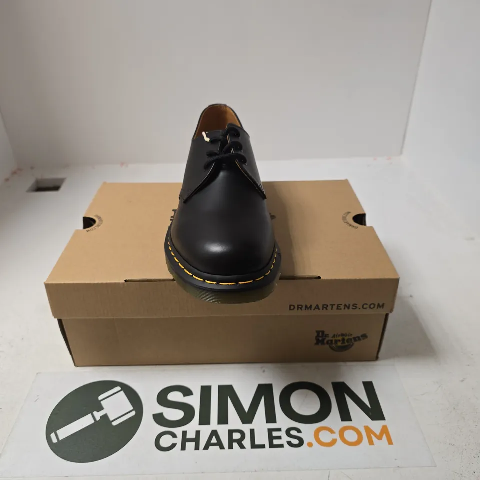 BOXED PAIR OF DR. MARTENS ICONS SHOES IN BLACK - UK 9