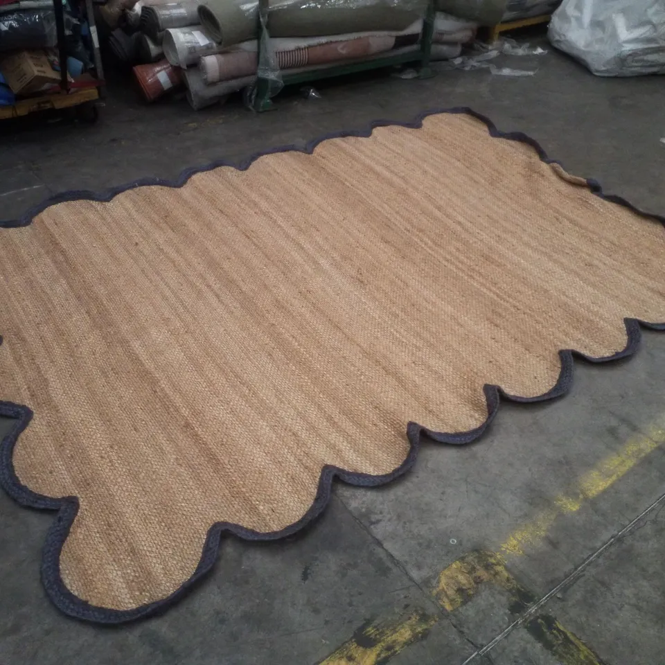 QUALITY DESIGNER AREA RUG APPROXIMATELY 210×300CM