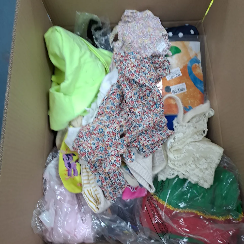 BOX OF APPROX. 40 ASSORTED CHILDRENS CLOTHING VARYING IN SIZE/COLOUR/STYLE TO INCLUDE:  TOPS, DRESSES, JUMPERS