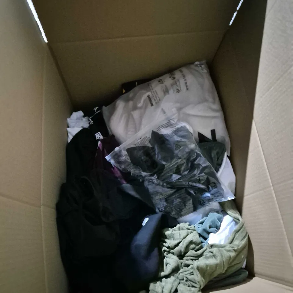 BOX OF APPROXIMATELY 25 ASSORTED CLOTHING ITEMS INCLUDING FLORAL DRESS , FLEECE BOTTOMS AND