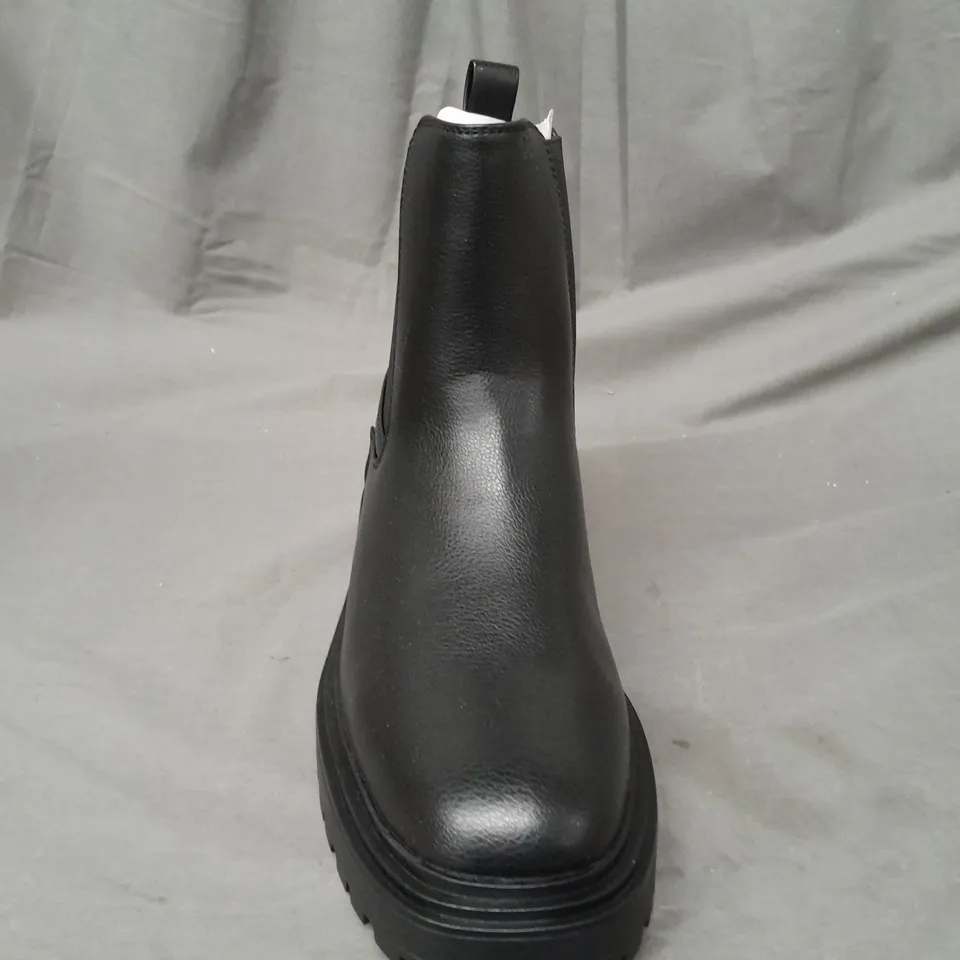 BOXED PAIR OF V BY VERY ANKLE BOOTS IN BLACK SIZE 6