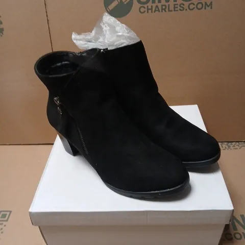 E. SHOES BY EMMA CHLOE BLACK ANKLE BOOTS – UK 7