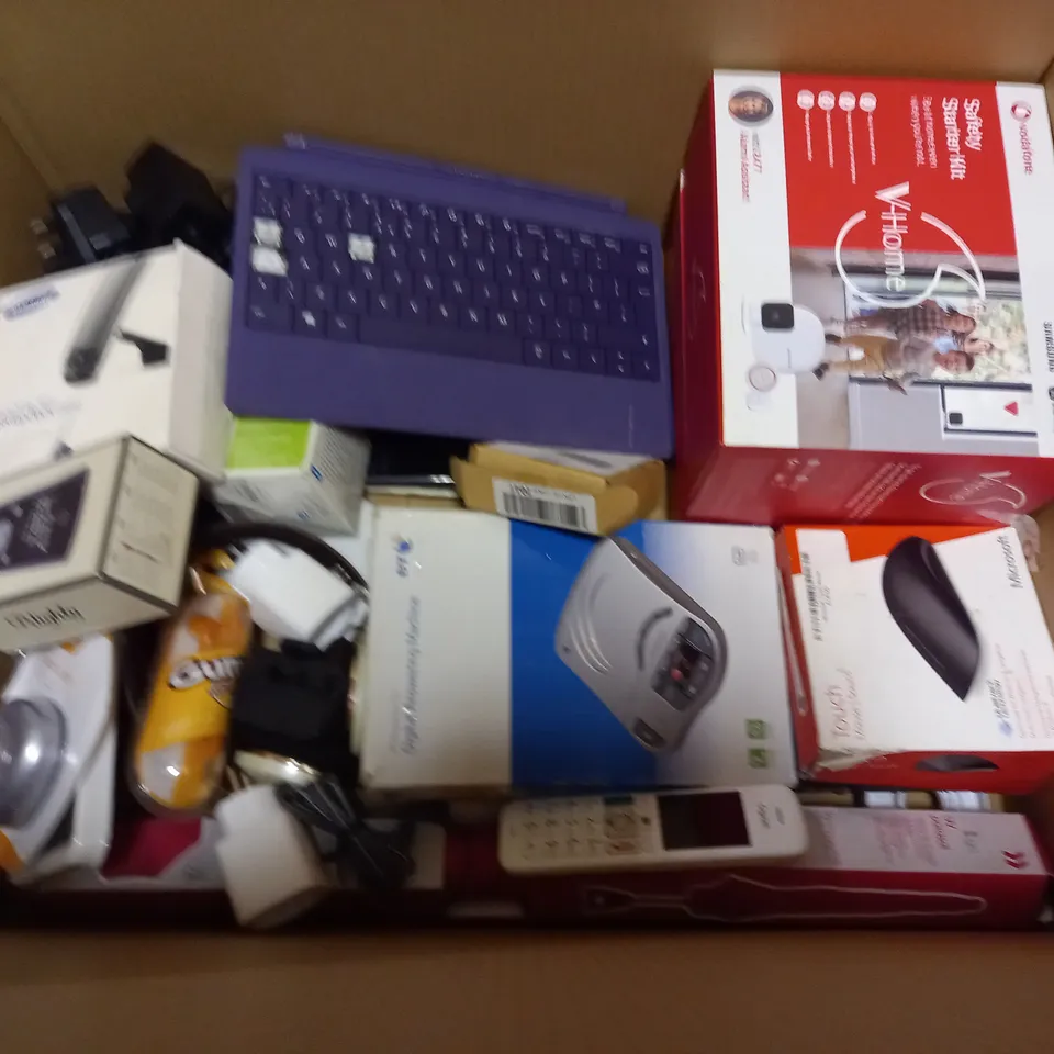 LARGE QUANTITY OF ASSORTED ITEMS TO INCLUDE BELKIN CHARGE PAD, PURE DAB+ SPEAKER, MACBOOK 13" CASE AND SPECTRUM NOIR PENS