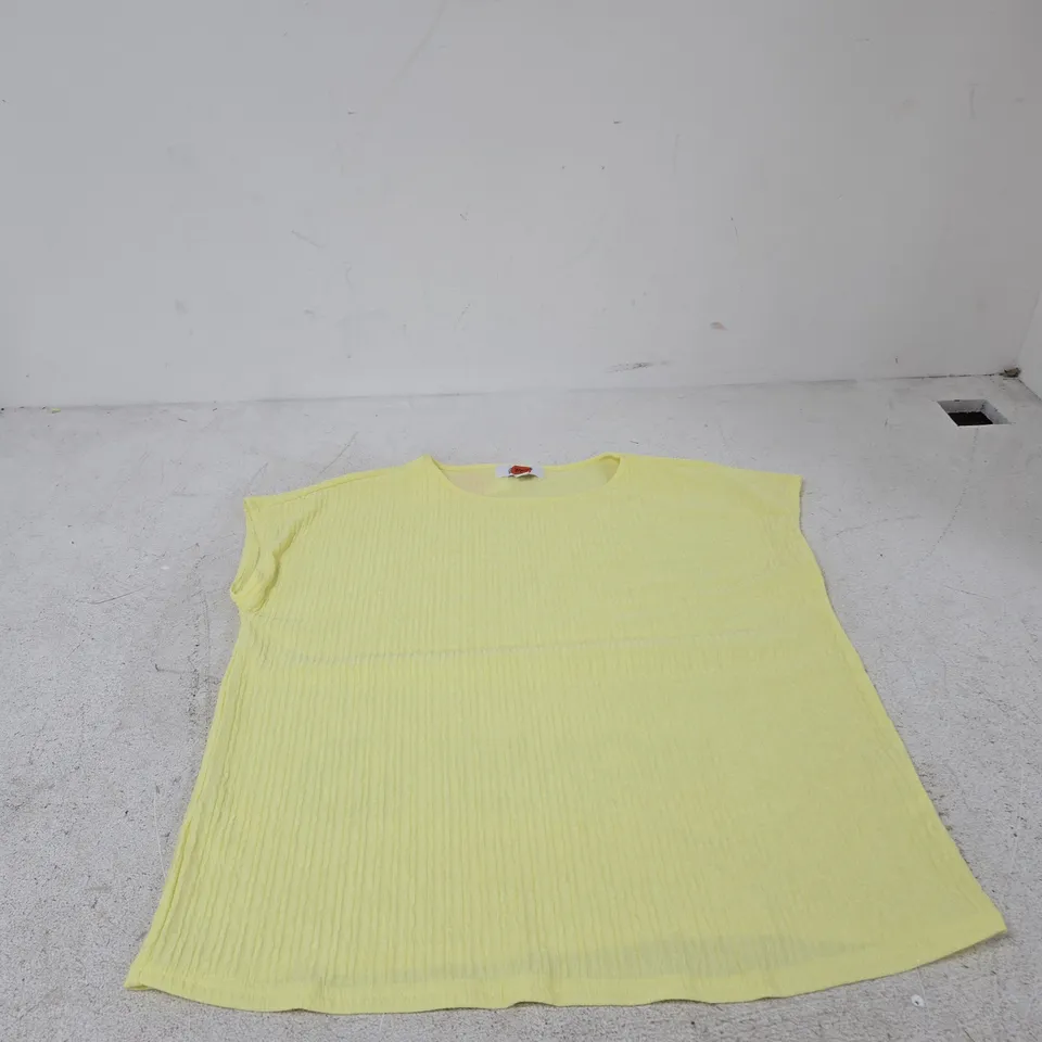 BOX OF APPROXIMATELY 20 ASSORTED ITEMS TO INCLUDE:&MAISI YELLOW TOP 