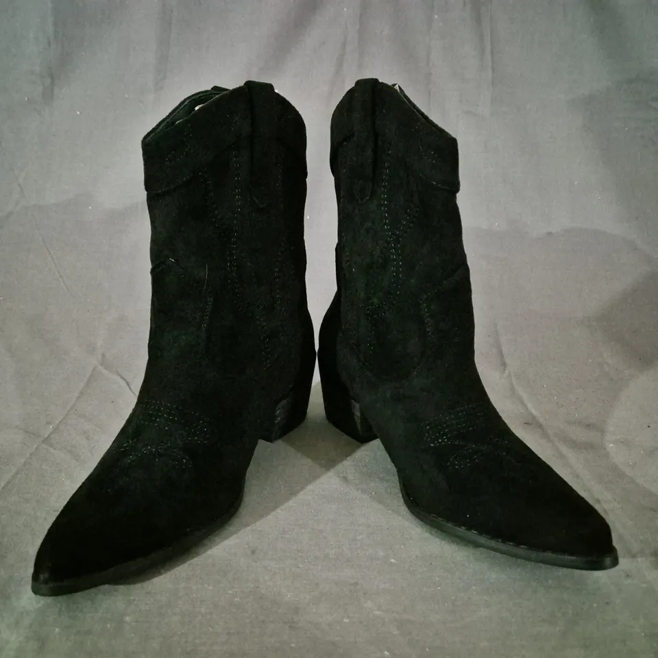 BOXED PAIR OF BOOHOO ANKLE BOOTS IN BLACK EU SIZE 38