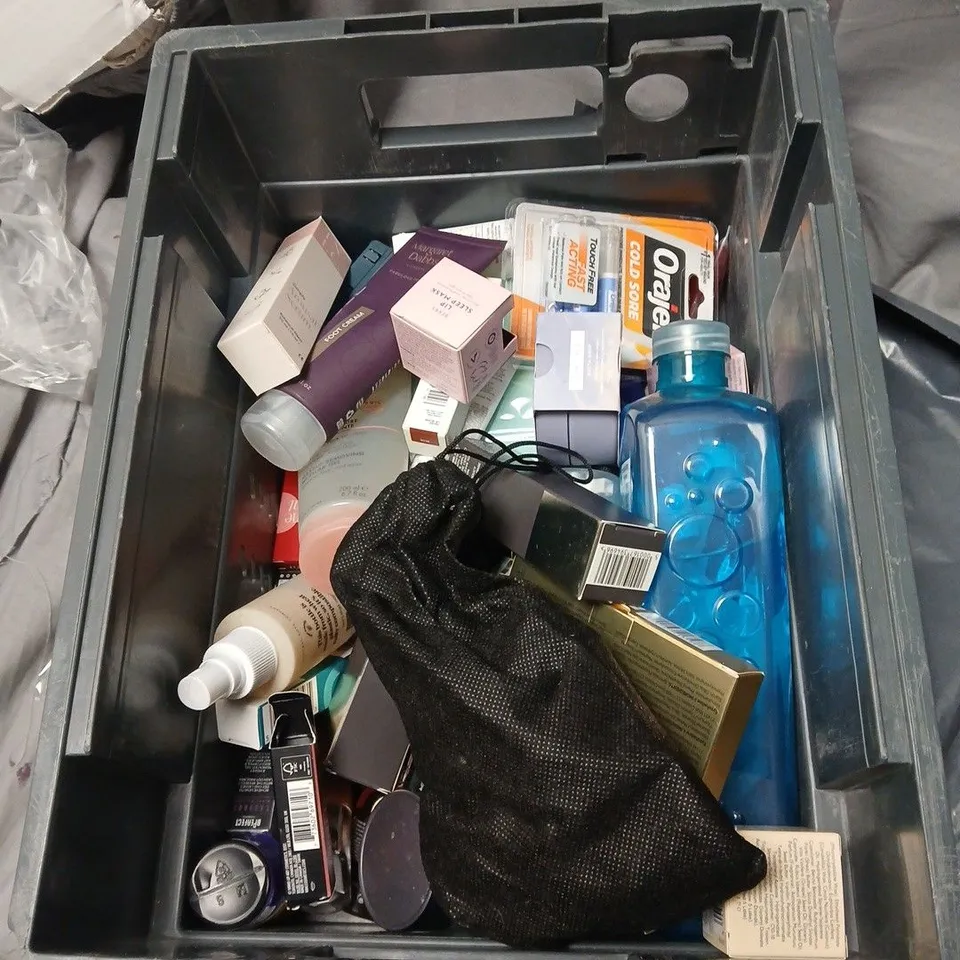 APPROXIMATELY 20 ASSORTED COSMETICS INCLUDING LYNX SHOWER GEL, NEOM XMAS CANDLE, LIP SLEEP MASK,SUN CARE SPRAY, GLOSSIER ETC