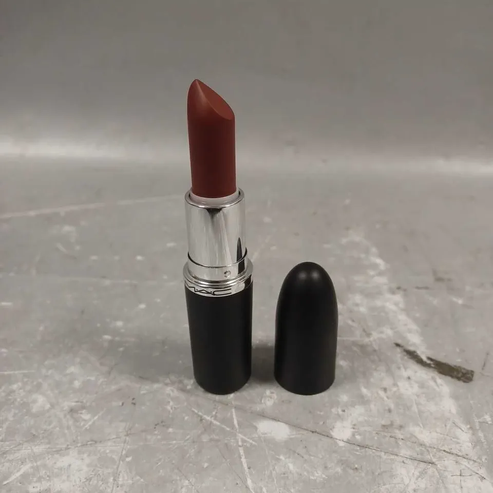 MAC MACXIMAL SLEEK SATIN LIPSTICK IN 815 PARAMOUNT 