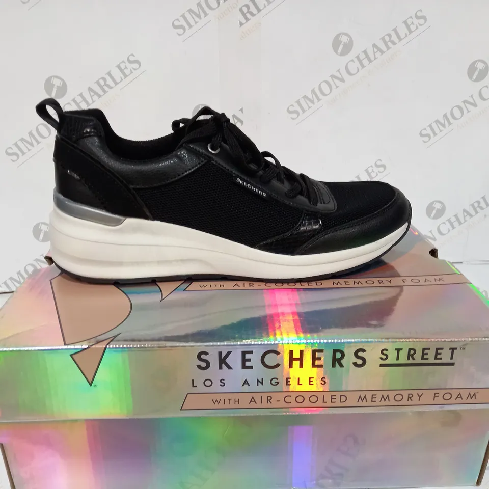 BOXED SKETCHERS GOWALK TRAINERS - SIZE UK 7