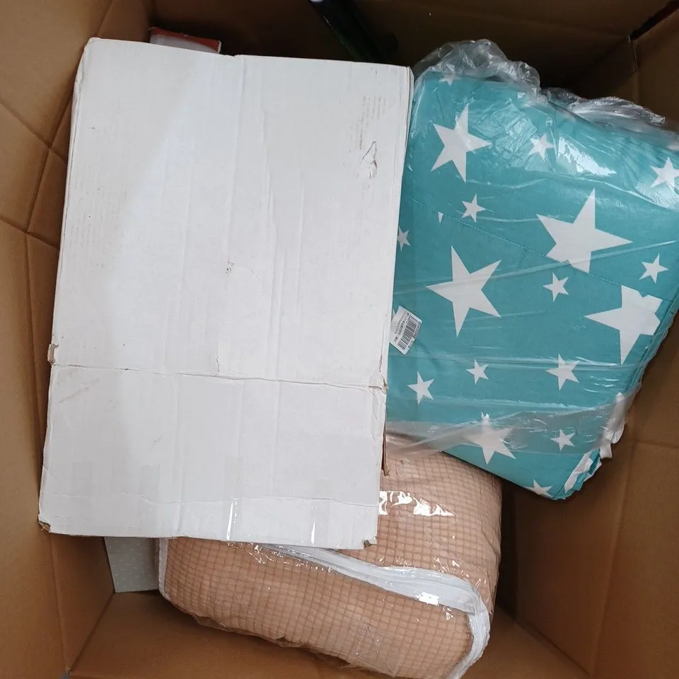 LOT TO CONTAIN APPROXIMATELY 25 ASSORTED HOMEWARE PRODUCTS, INCLUDES WHISK, BEDDING, TEXTILES ETC 