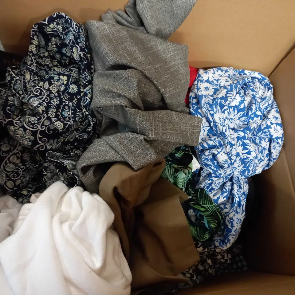 LOT OF APPROX 25 ASSORTED CLOTHING ITEMS VARYING IN SIZE/COLOUR/STYLE TO INCLUDE: TROUSERS, TOPS, DRESSES