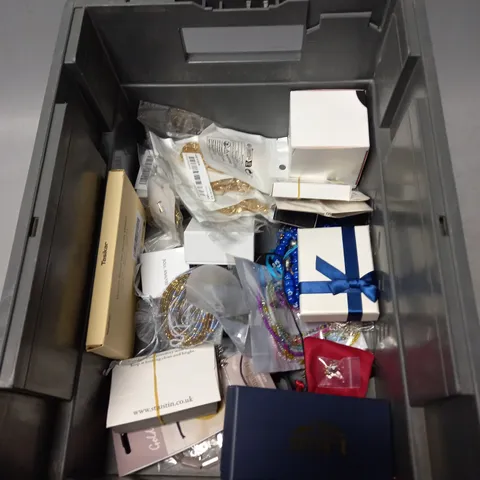 APPROXIMATELY 30 ASSORTED JEWELLERY PRODUCTS TO INCLUDE RINGS , WATCHES , NECKLACES , ETC