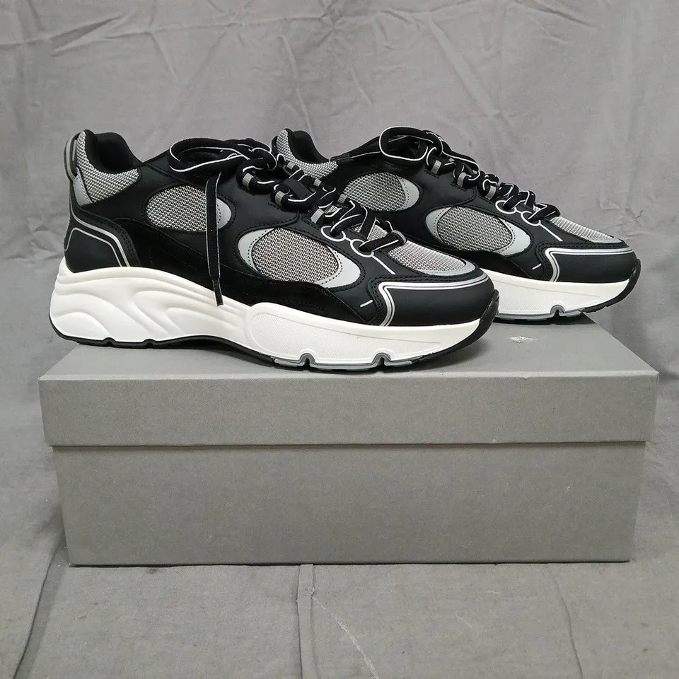 BOXED PAIR OF CLEENS PULSE RUNNER TRAINERS IN GRAPHITE SIZE UK 7.5