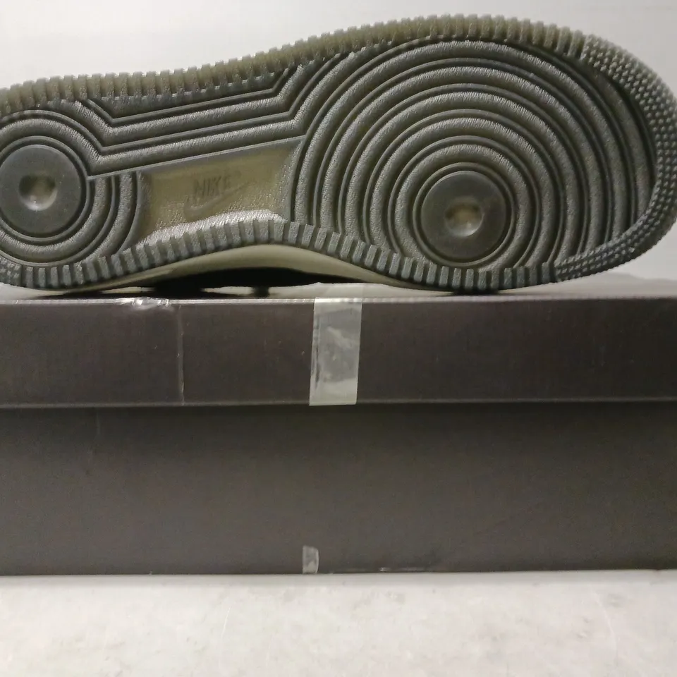 BOXED PAIR OF NIKE AIR FORCE '07 LV8 SHOES IN BLACK/GREY UK SIZE 10