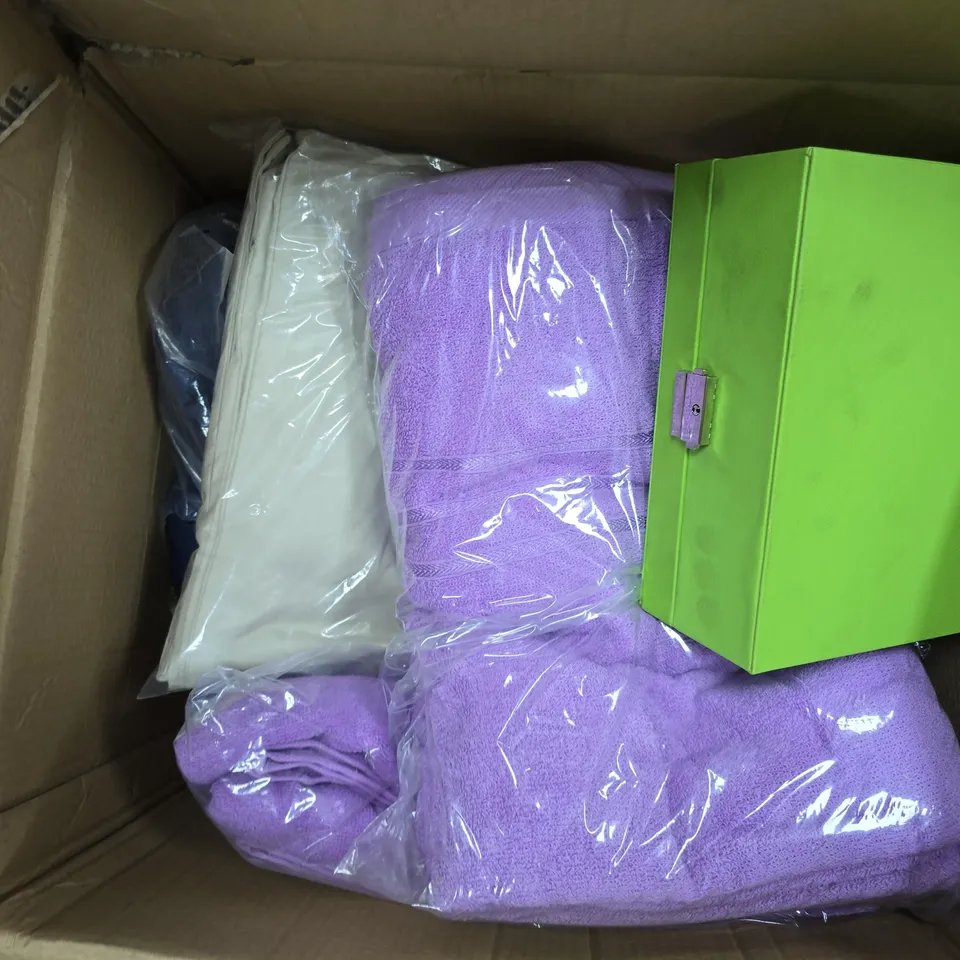 APPROXIMATELY 10 ASSORTED ITEMS TO INCLUDE TOWELS, JEWELRY CASE, PURSE, ETC