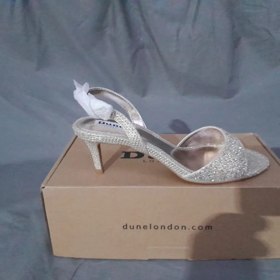 BOXED PAIR OF DUNE LONDON OPEN TOE LOW HEEL SANDALS IN METALLIC GOLD W. GLITTER EFFECT SIZE 5