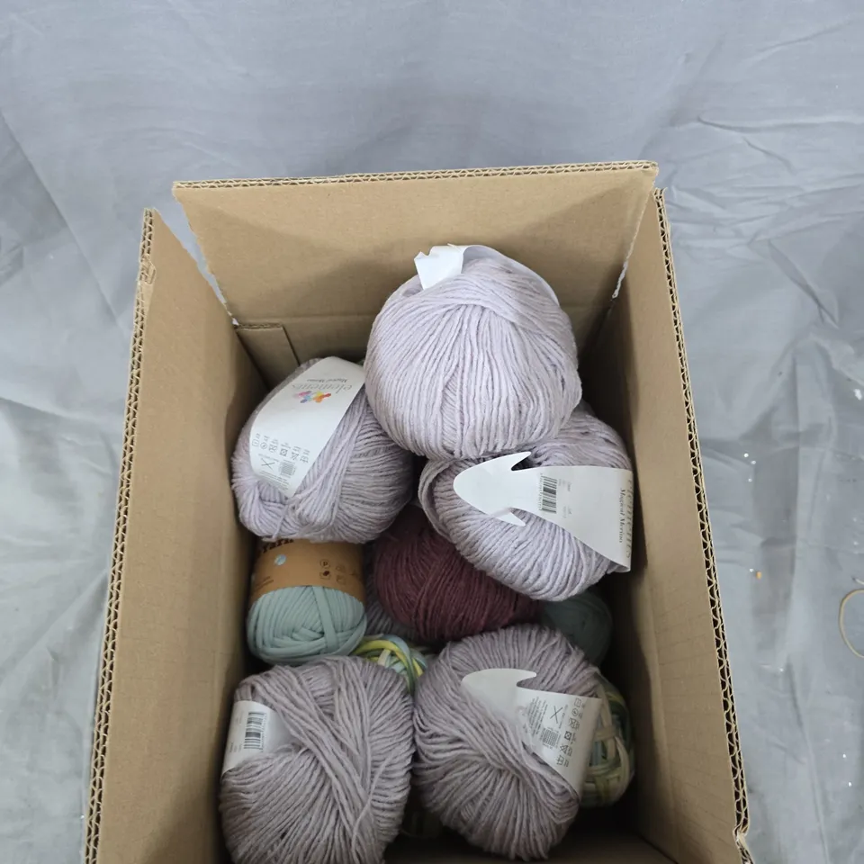 APPROXIMATELY 12 BALLS OF YARN (ASSORTED COLOURS)