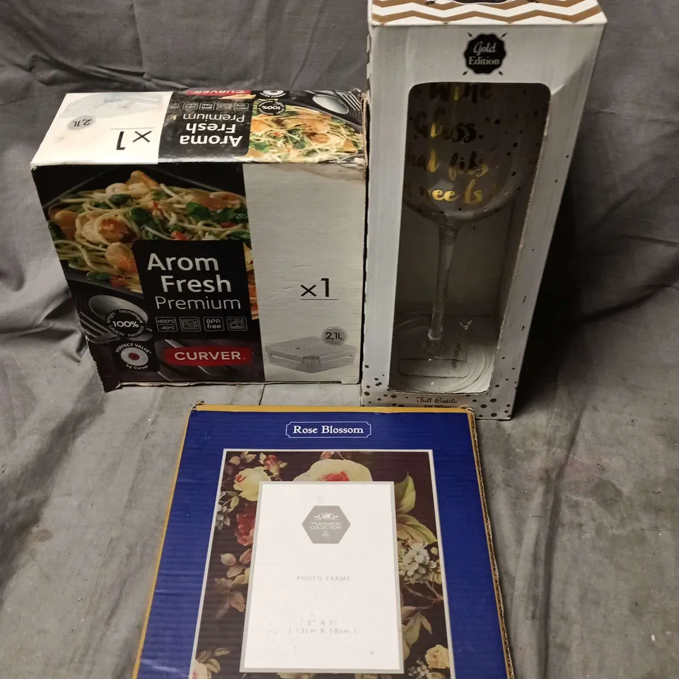 APPROXIMATELY 10 ASSORTED HOUSEHOLD PRODUCTS TO INCLUDE WINE GLASS, PHOTO FRAME, HOME DECOR ETC 