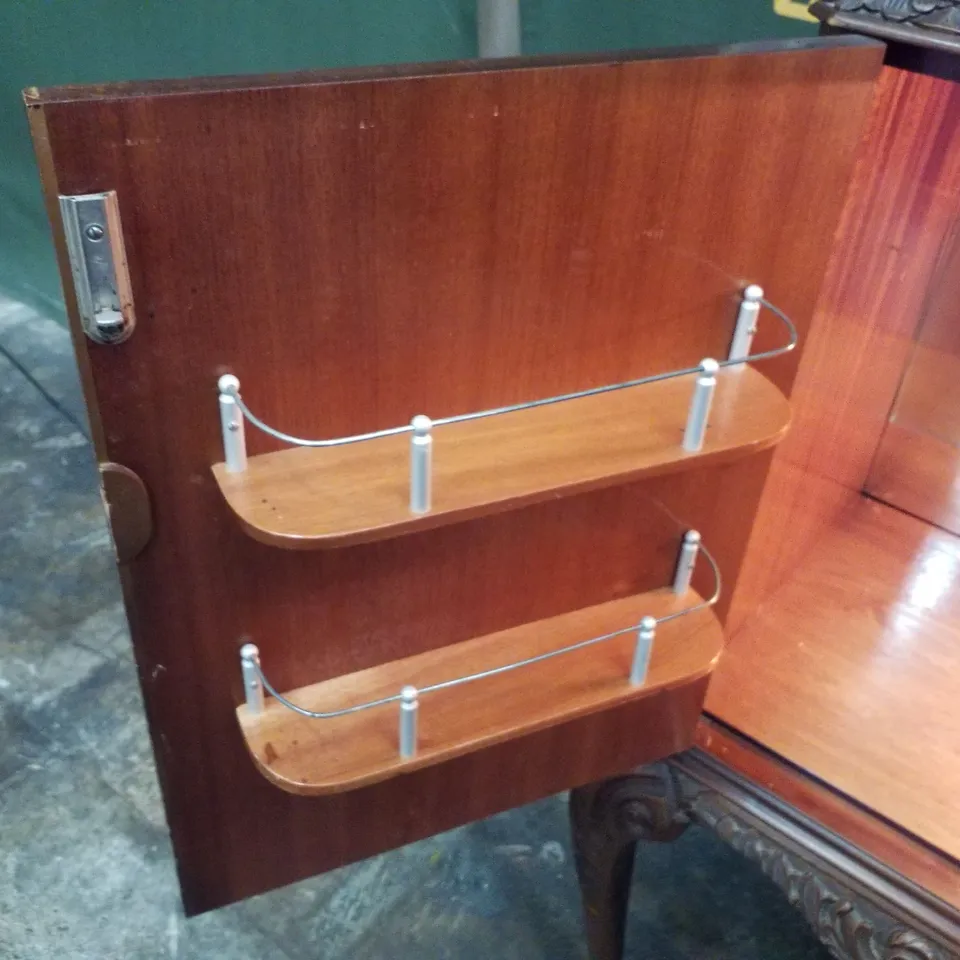 FLAME MAHOGANY VENEER GLASS-TOPPED LOCKABLE DRINKS CABINET WITH QUEEN ANNE LEGS