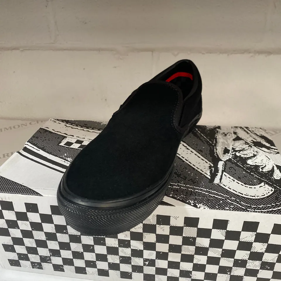 BOXED PAIR OF VANS BLACK SHOES SIZE 8.5