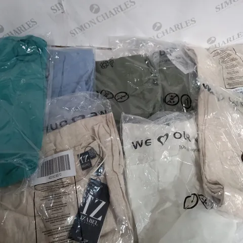 APPROXIMATELY 10 CLOTHING ITEMS INCLUDING DRESSES