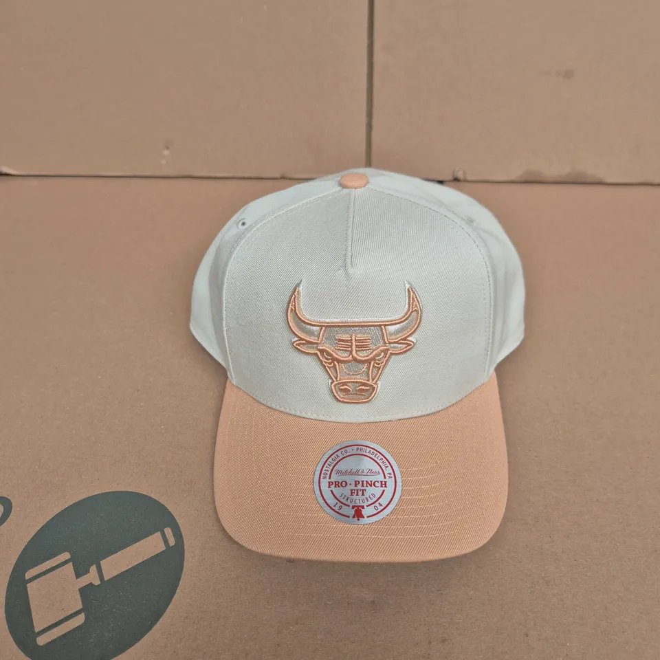 MITCHELL & NESS NOSTALGIA CO CHICAGO BULLS SNAPBACK CAP – ONE SIZE