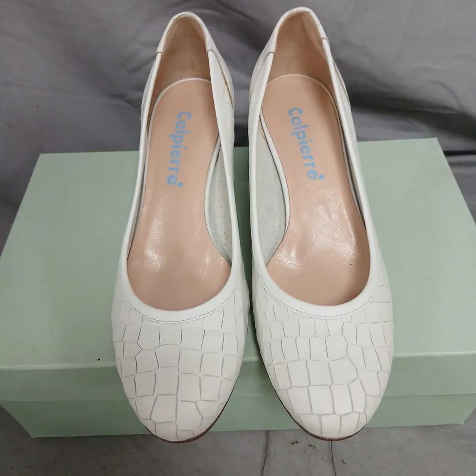 CALPIERRE DC210 WHITE CROCODILE-PRINT PUMPS – UK 3.5 (EU 36) WOMEN'S