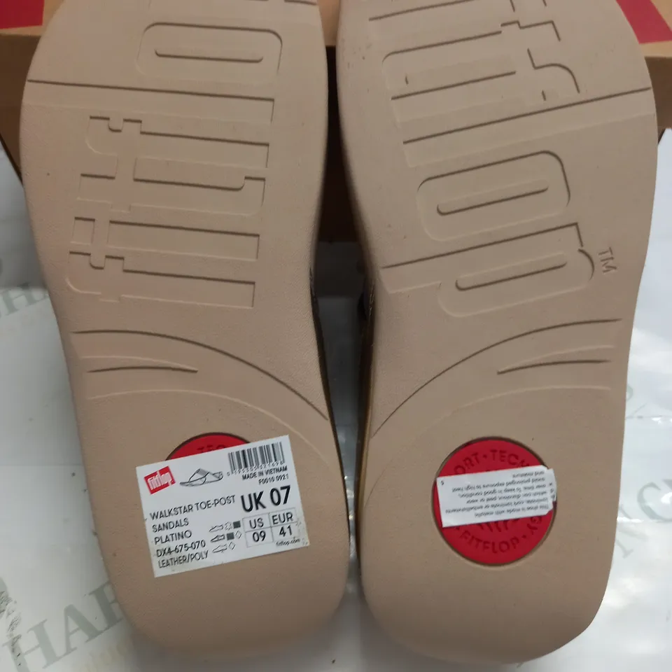 BOXED PAIR OF FITFLOPS WALKSTAR TOR POST SANDALS IN PLATINO - UK 7