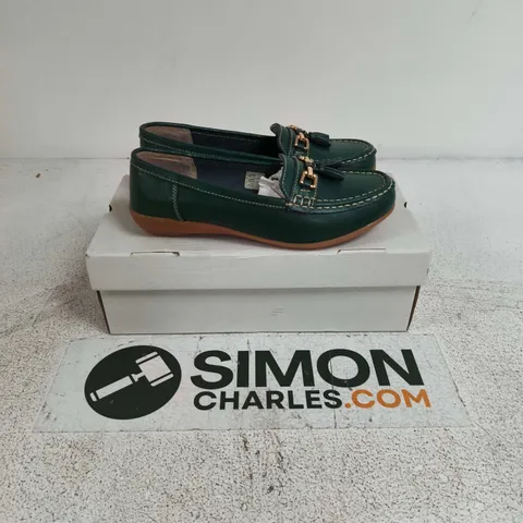 BOXED PAIR OF JO & JOE SLIP ON SHOES IN GREEN - SIZE 7