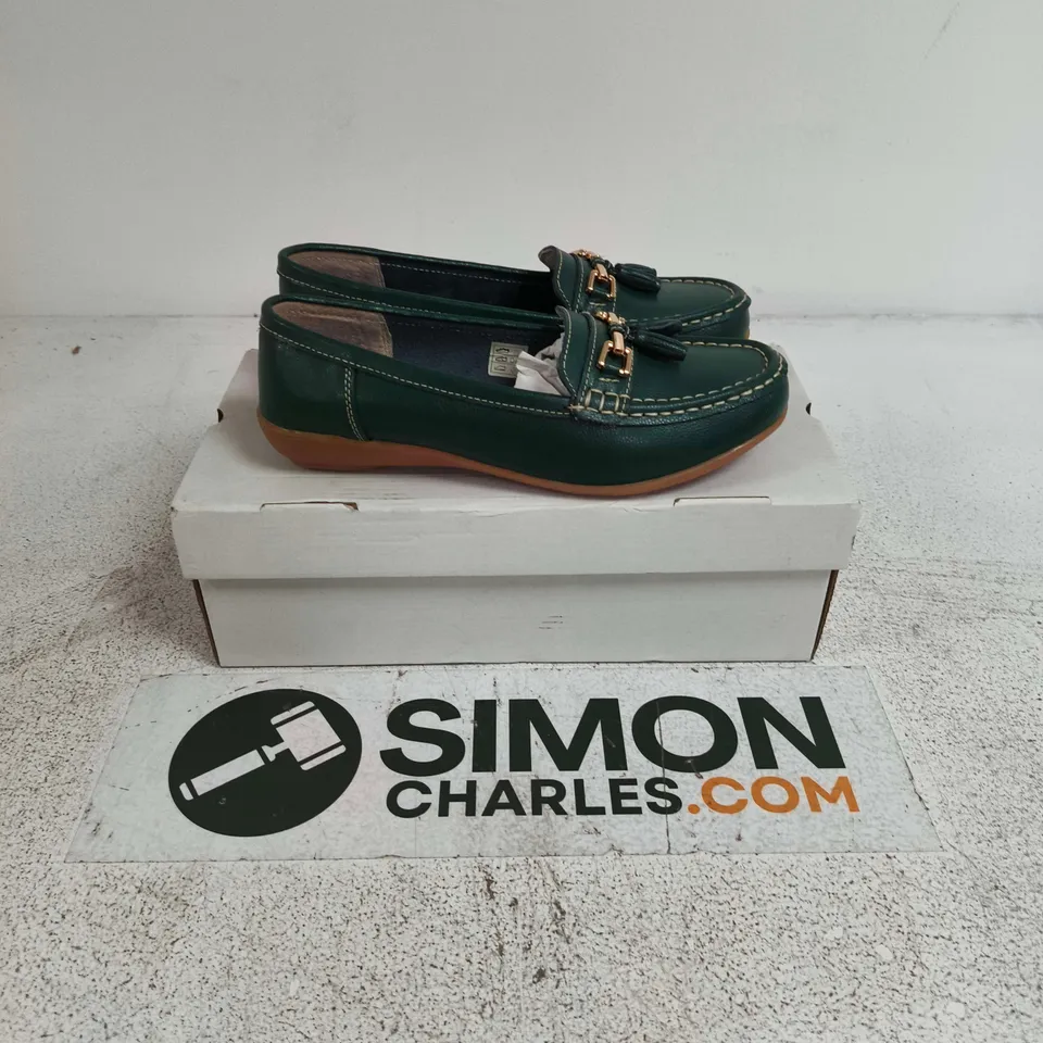 BOXED PAIR OF JO & JOE SLIP ON SHOES IN GREEN - SIZE 7