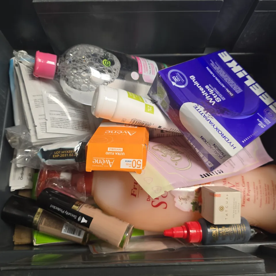 APPROXIMATELY 15 ASSORTED HEALTH & BEAUTY PRODUCTS TO INCLUDE CEELIKE WHITENING STRIPS, FRSER SHOWER CREAM, EAU THERMALE AVENE, ETC - COLLECTION ONLY
